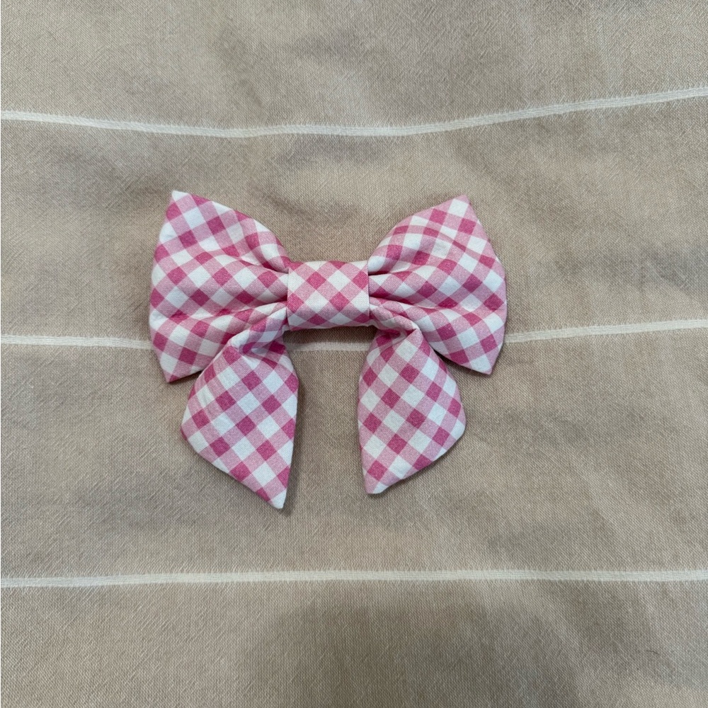 Foggy dog bow attachment for collar